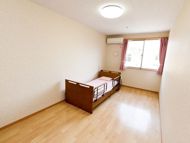 明るく広々とした居室 居室 シンプルで清潔感のあふれる居室です。窓からは自然光が差し込み、心地よい空間を提供しています。