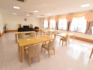 光が差し込む広々ダイニング