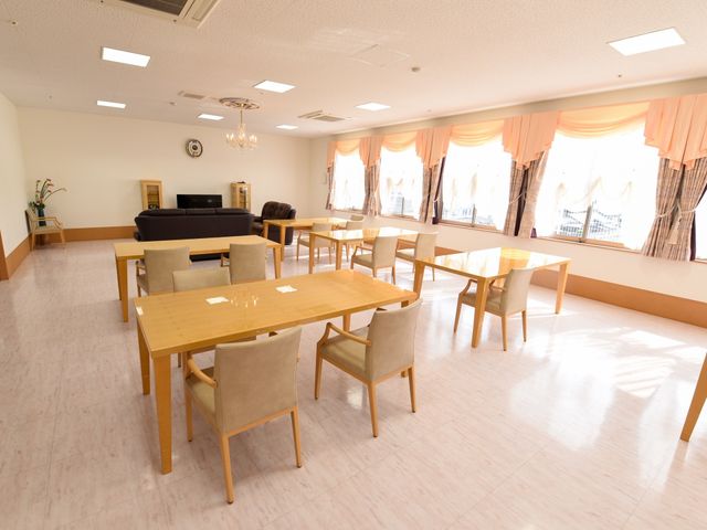 光が差し込む広々ダイニング 食堂 明るく開放感のある共有ダイニングです。日差しが心地よい休息スペースで、ゆったりと過ごすことができます。