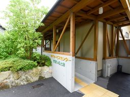 木々に囲まれたエントランス