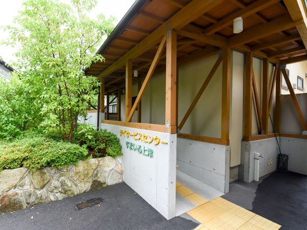 木々に囲まれたエントランス