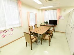 共用スペースの明るい居室