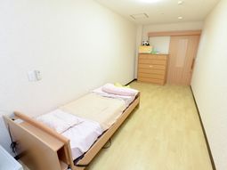 ベッドと収納の居室内観