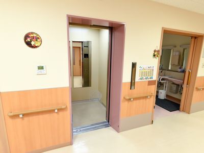 バリアフリーの洗面台付廊下