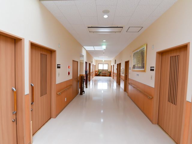 清潔な廊下の風景 通路 広々とした廊下は清潔感があり、壁には絵画も飾られているため、通る度に心が和みます。利用者のプライバシー重視の居室へと続いております。