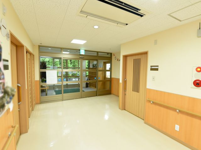 廊下の明るい景色 玄関 手すりが設けられた広々とした廊下は、明るく開放的な雰囲気で、安全にお過ごしいただけます。
