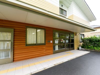 入口前の明るい外観