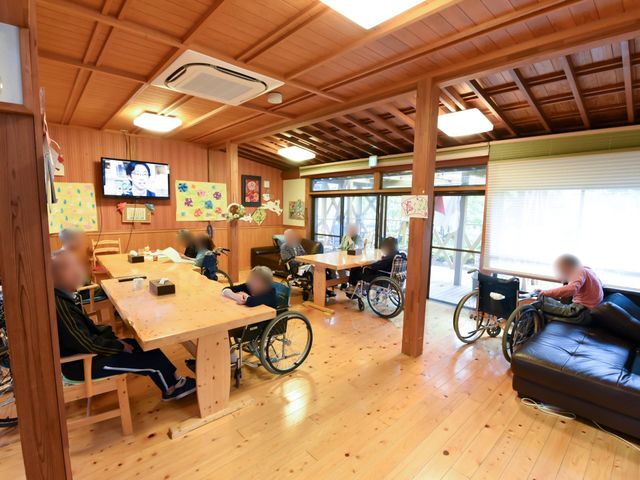 和室風の共有スペース 談話室 木のぬくもりを感じる広々としたラウンジです。ご入居者がリラックスしながらテレビを見たり、くつろぎの時間を過ごせる場所です。