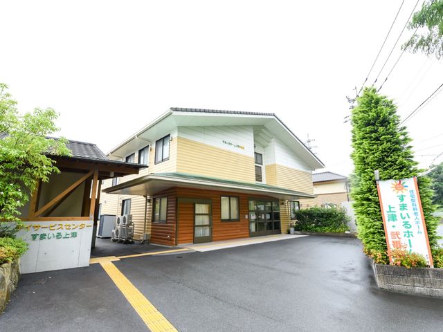 施設の外観の様子 外観 清潔感のある外観は暖かく迎えてくれ、訪れる方々をやさしく出迎えてくれるようです。明るく開放感のある環境で働きませんか。