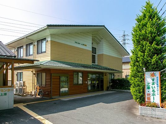 明るい外観の施設入口  