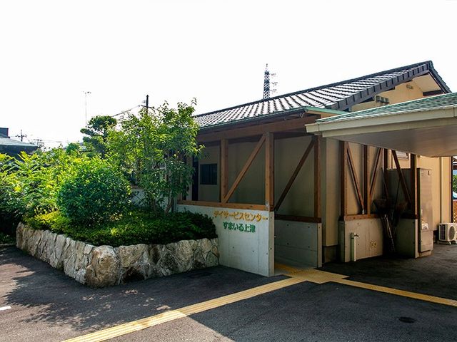 サービスセンター外観 外観   植栽に囲まれた落ち着いた建物外観です。車寄せのある出入口で、送迎時の動線も確認しやすいです。