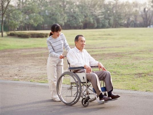 車椅子の男性とスタッフ