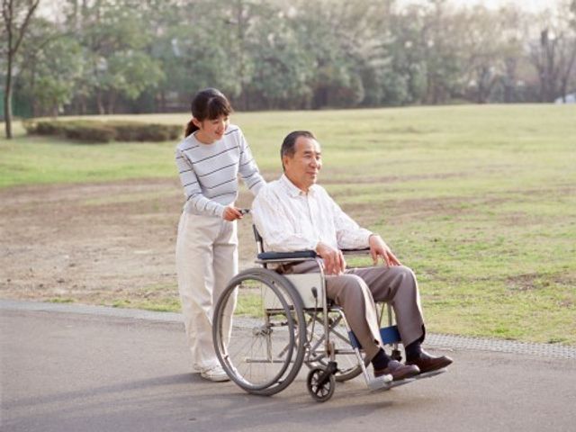 車椅子の男性とスタッフ