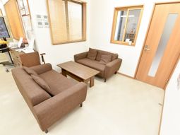 茶色のソファがある休憩室