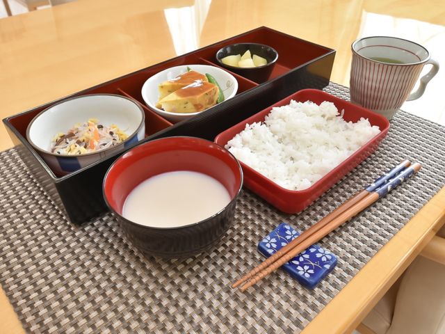 和風の食事セットアップ 食事 栄養バランスを考えた和食の一例です。見た目にも美しい配膳で、心を込めた食事を提供しています。