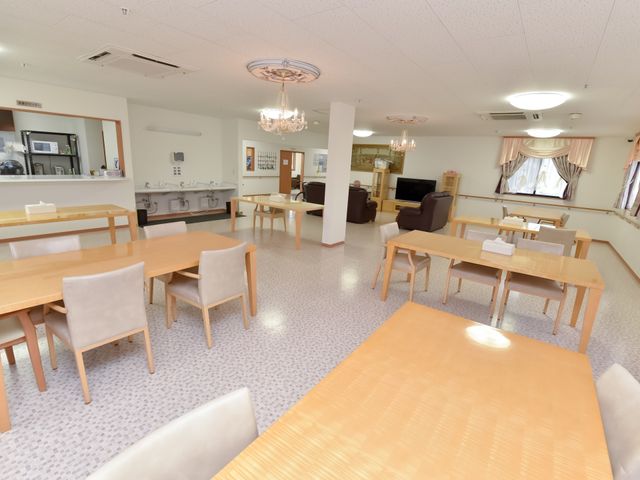 快適な共有ダイニング空間 食堂 ゆったりとしたダイニングルームで、共に食事を楽しみながらコミュニケーションも取れる環境が整っています。