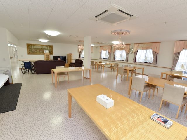 広々とした共有スペース 食堂 ゆったりと配置されたテーブルと椅子が心地よいダイニングスペースです。日常のコミュニケーションもはぐくまれる明るい雰囲気が演出されています。