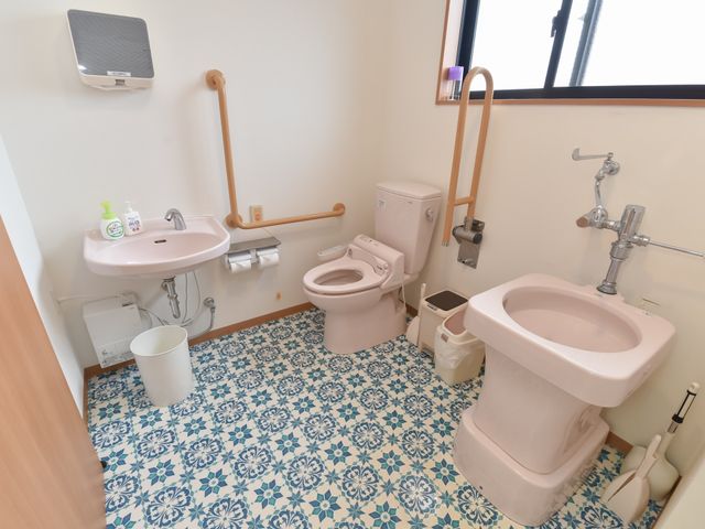 清潔感のあるトイレ空間 トイレ 手すり付きで安全を考えた清潔なトイレです。利用者の方々が快適にお使いいただける配慮がされています。