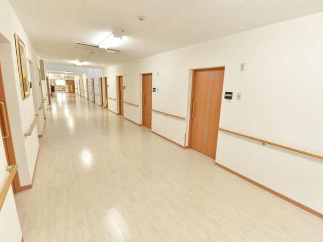 清潔な廊下 通路 ゆとりある広さの廊下が確保されており、手すりも設置されていますので、歩行に不安がある方も安心して移動できる環境です。