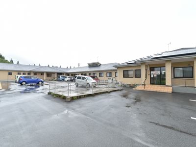 施設の広々とした外観