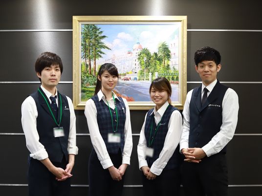 スタッフが立つロビー