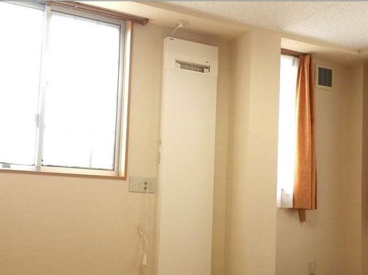 居室のエアコンと窓