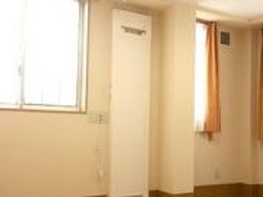 明るい居室の一角