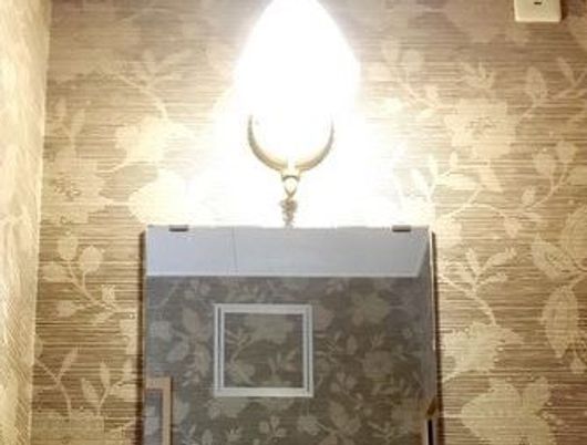 壁に掛けられた照明と壁紙