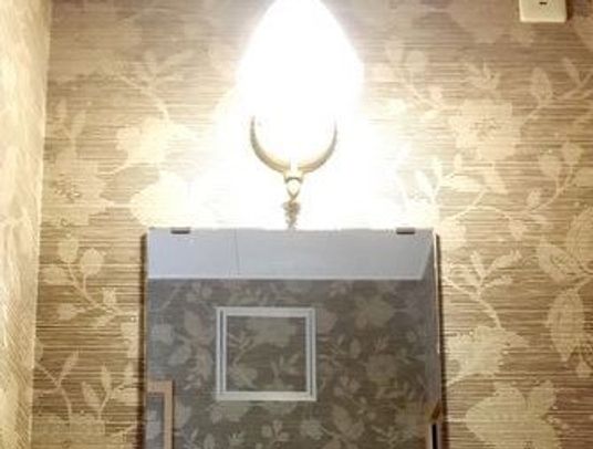 壁に掛けられた照明と壁紙