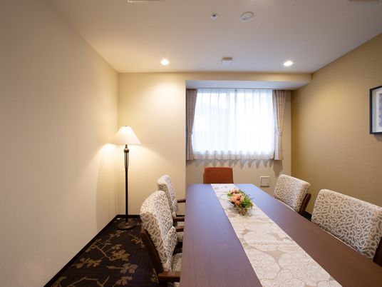 落ち着いた食堂の一角