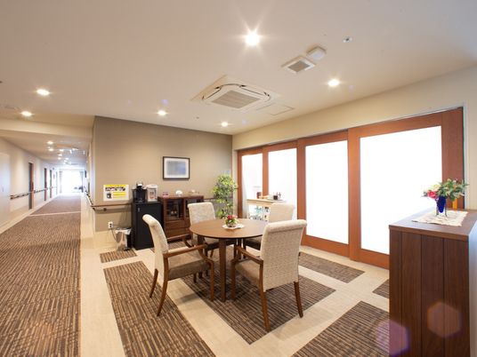 廊下に設えられた休憩スペース