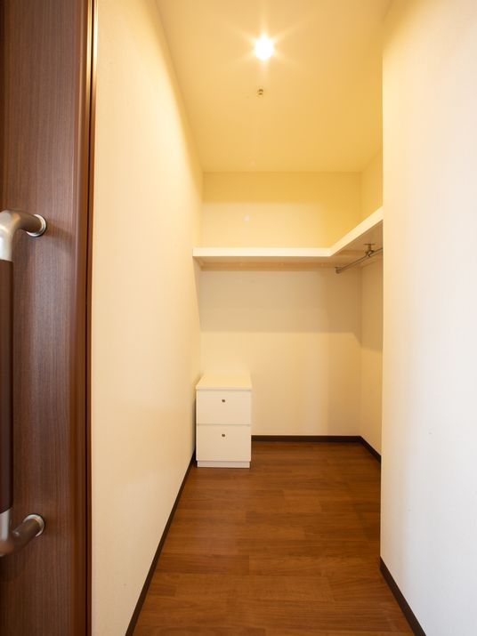 収納の整った洋室