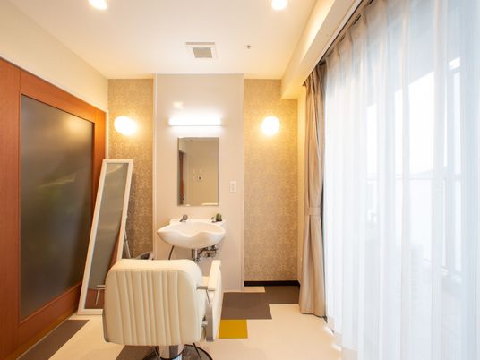 明るい洗面台付き居室