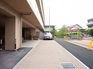 エントランスの明るい外観