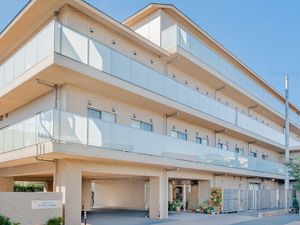明るい建物の外観