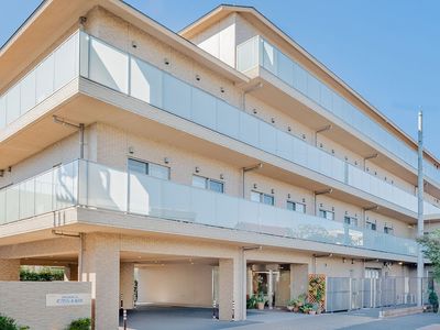 明るい建物の外観