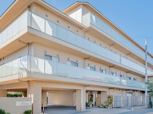 明るい建物の外観