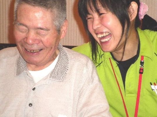 笑顔の利用者と職員
