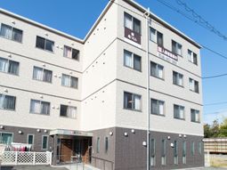 明るい日差しの建物外観