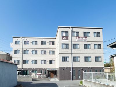 明るい外観の建物