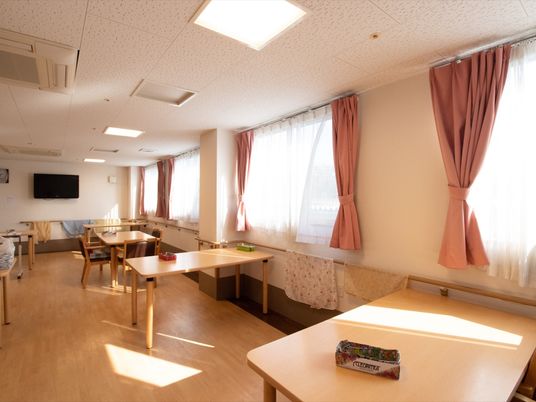 日中の明るい多目的室
