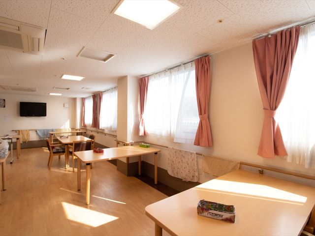 日中の明るい多目的室