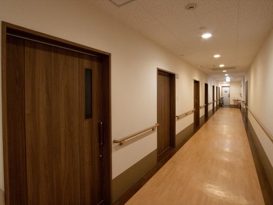 明るい廊下の風景