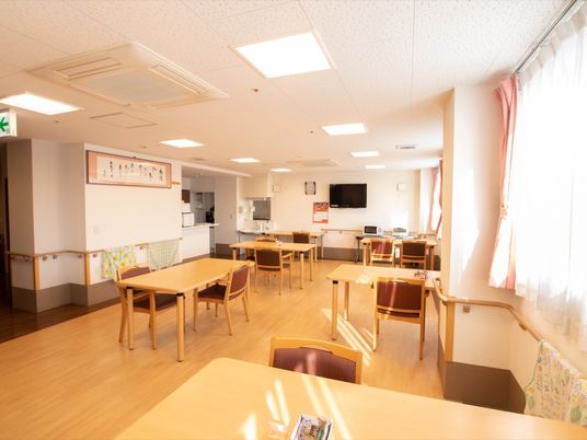 共有スペースの明るい居室