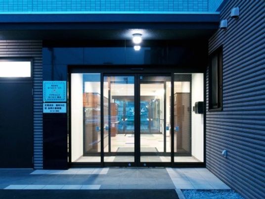 清潔感ある施設のエントランス