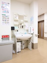 清潔な洗面台と掲示物