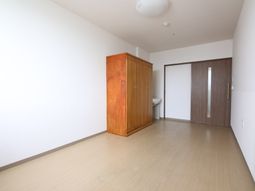 シンプルな居室の様子