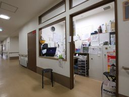 明るい廊下のスタッフルーム