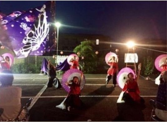伝統的な夜祭りの様子