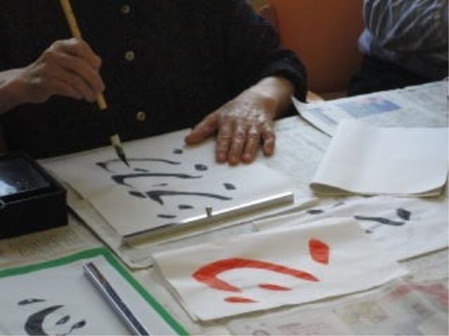 書道を楽しむ手元 書道 個々の趣味を大切にする空間で、心を込めて書を引く手元がひとつの風景となっています。活気あふれる創作活動が、毎日を豊かに彩っています。